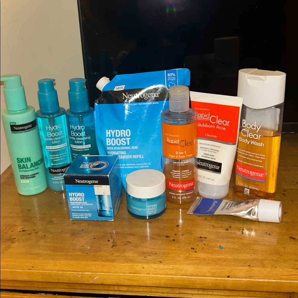 Huge Bundle Neutrogena HydroBoost Cleanser Moisturizer plus extras